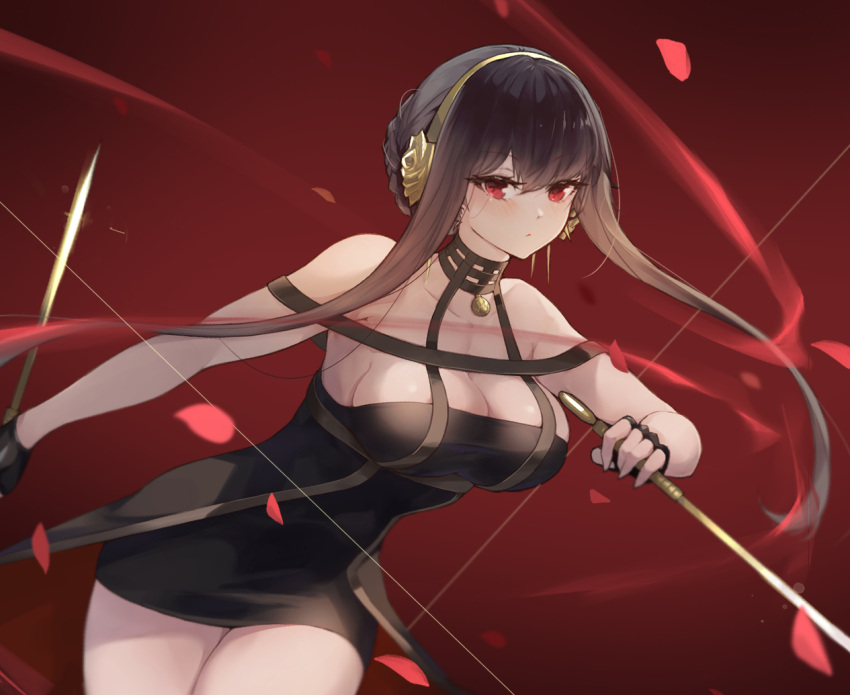 1girl bare_shoulders black_dress black_gloves black_hair breasts cleavage dagger dress dual_wielding fingerless_gloves gloves gold_hairband hair_ornament hairband holding knife large_breasts long_hair looking_at_viewer red_background red_eyes sidelocks solo spy_x_family thighs ura_illust weapon yor_briar