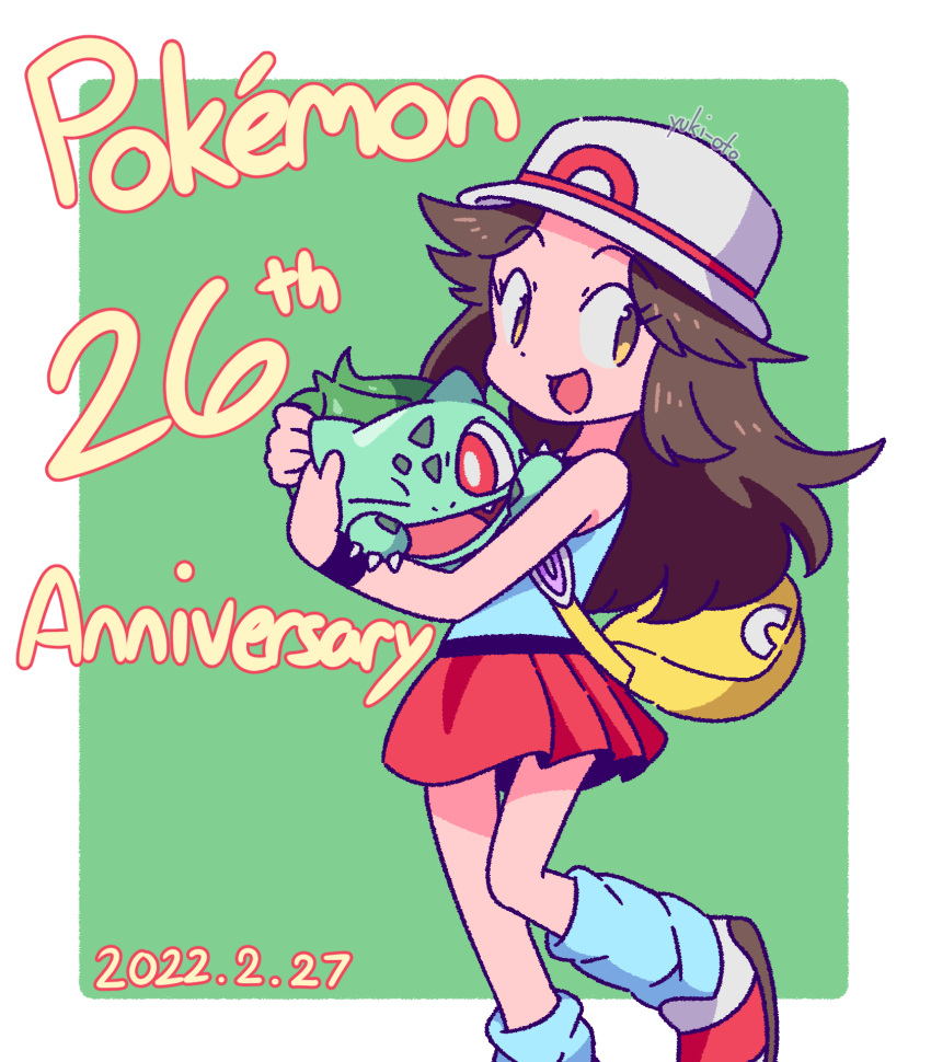 1girl anniversary bag black_wristband blue_leg_warmers blue_shirt border bright_pupils brown_eyes brown_hair bulbasaur claws copyright_name dated eyelashes green_background highres holding holding_pokemon leaf_(pokemon) leg_warmers long_hair nostrils one_eye_closed open_mouth pleated_skirt pokemon pokemon_(creature) pokemon_(game) pokemon_frlg red_eyes red_skirt shirt shoulder_bag signature skirt vs_seeker white_border white_headwear white_pupils yellow_bag yuki_oto