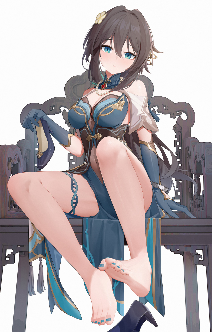 1girl absurdres bare_back bare_shoulders barefoot black_hair blue_eyes blue_footwear blue_nails breasts cleavage clothing_cutout commentary_request covered_navel feet grey_background hair_ornament high_heels highres holding holding_shoes honkai:_star_rail honkai_(series) legs long_hair looking_at_viewer medium_breasts nail_polish ruan_mei_(honkai:_star_rail) shoes short_sleeves shoulder_cutout soles solo thighs toenail_polish toenails toes very_long_hair wood_cube