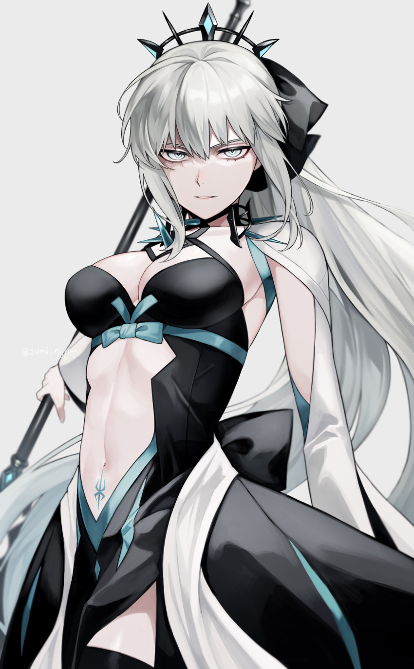 1girl absurdres black_dress black_ribbon black_thighhighs blue_eyes breasts cleavage clothing_cutout commentary_request dress fate/grand_order fate_(series) grey_background grey_hair grin hair_between_eyes hair_ribbon highres holding holding_staff holding_weapon long_hair looking_at_viewer looking_back medium_breasts morgan_le_fay_(fate) navel ponytail pubic_tattoo ribbon sidelocks simple_background smile solo spikes staff stomach stomach_cutout sumi_(gfgf_045) tattoo thighhighs two-tone_dress very_long_hair weapon white_dress