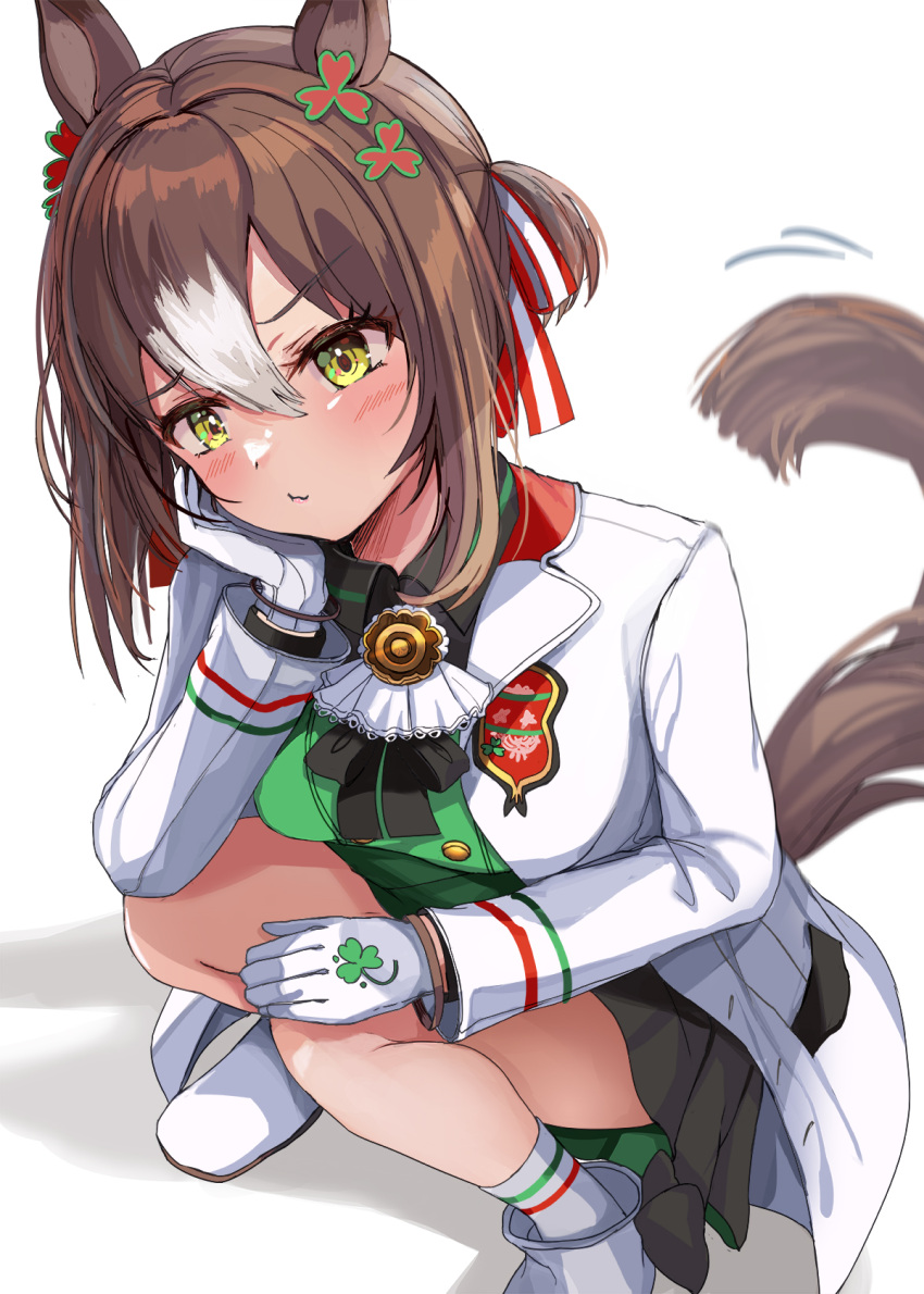 1girl animal_ears ascot black_bow black_skirt boots bow brown_hair buttons clover_hair_ornament collared_shirt commentary_request double-breasted fine_motion_(umamusume) gloves green_eyes hair_between_eyes hair_ornament hanamura_pink highres horse_ears horse_girl horse_tail jacket long_sleeves looking_at_viewer multicolored_hair open_clothes open_jacket pleated_skirt pout shirt short_hair simple_background skirt solo squatting streaked_hair tail umamusume white_ascot white_background white_footwear white_gloves white_hair white_jacket
