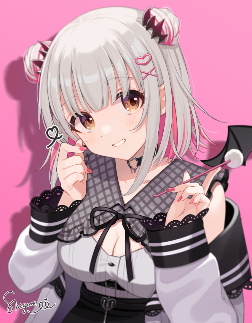 1girl artist_name bat_wings black_choker breasts brown_eyes choker cleavage colored_inner_hair commentary detached_wings double_bun finger_heart grey_hair grey_shirt grin hair_bun hair_ornament hands_up head_tilt heart heart_hair_ornament heart_o-ring heart_ring_choker highres honey_strap long_sleeves looking_at_viewer medium_breasts mimikaki multicolored_hair nail_polish nanashi_inc. official_alternate_costume official_alternate_hair_length official_alternate_hairstyle pink_background pink_hair pink_nails shigure_ui shirt signature sleeve_cuffs smile solo streaked_hair suou_patra symbol-only_commentary upper_body virtual_youtuber wings