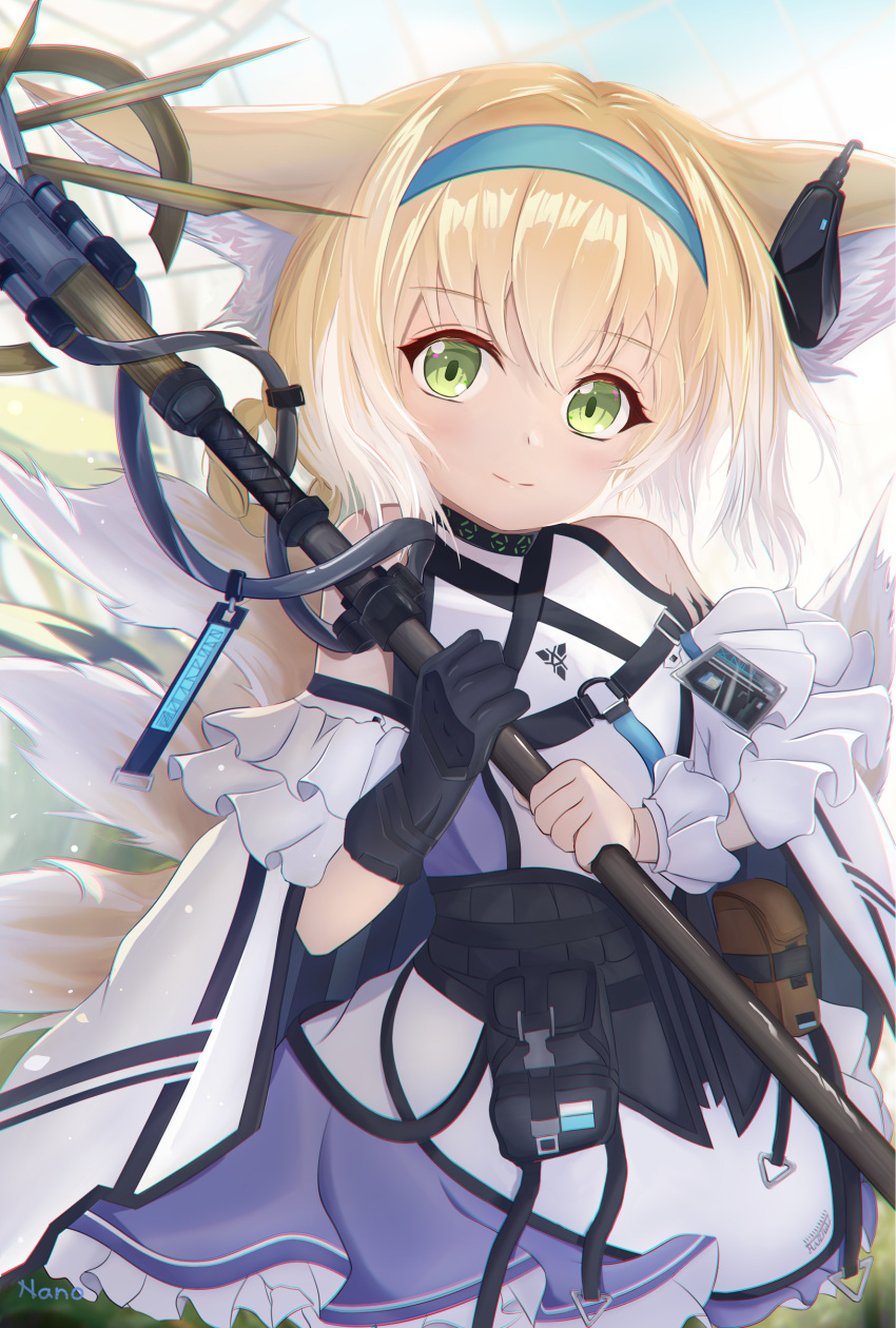 1girl absurdres animal_ear_fluff animal_ears arknights bare_shoulders black_collar black_gloves blonde_hair blue_hairband braided_hair_rings closed_mouth clothing_cutout collar colored_tips commentary_request dress earpiece fox_ears fox_girl fox_tail frilled_dress frills gloves green_eyes hairband highres holding holding_staff infection_monitor_(arknights) kitsune kyuubi looking_at_viewer multicolored_hair multiple_tails oripathy_lesion_(arknights) partial_commentary purple_dress short_hair shoulder_cutout single_glove single_wrist_cuff smile solo staff suzuran_(arknights) tail two-tone_hair white_hair wrist_cuffs zhnyy3