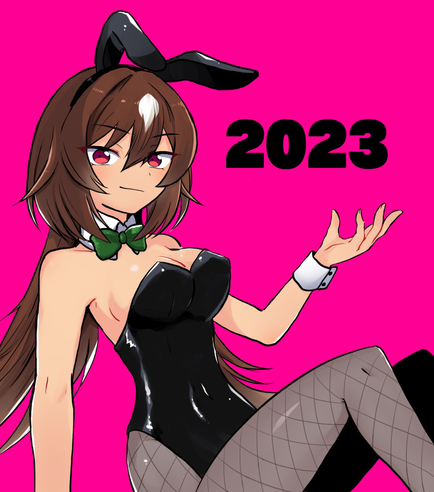1girl 2023 aimai_(luckyfive) animal_ears arm_support bare_shoulders black_hairband black_leotard bow bowtie breasts brown_hair chinese_zodiac cleavage closed_mouth collar detached_collar fake_animal_ears feet_out_of_frame fishnet_pantyhose fishnets green_bow green_bowtie grey_pantyhose hair_between_eyes hairband hand_up highres leotard long_hair looking_at_viewer medium_breasts pantyhose pink_background playboy_bunny rabbit_ears red_eyes simple_background sirius_symboli_(umamusume) sitting smile solo strapless strapless_leotard umamusume very_long_hair white_collar wing_collar wrist_cuffs year_of_the_rabbit