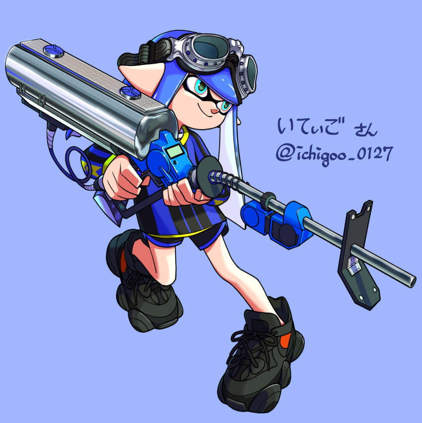 1boy black_footwear blue_background blue_eyes blue_hair blue_shirt commentary_request e-liter_4k_(splatoon) goggles gun highres holding holding_gun holding_weapon inkling inkling_boy rifle shirt shoes simple_background smile sniper_rifle solo splatoon_(series) striped striped_shirt weapon xdies_ds