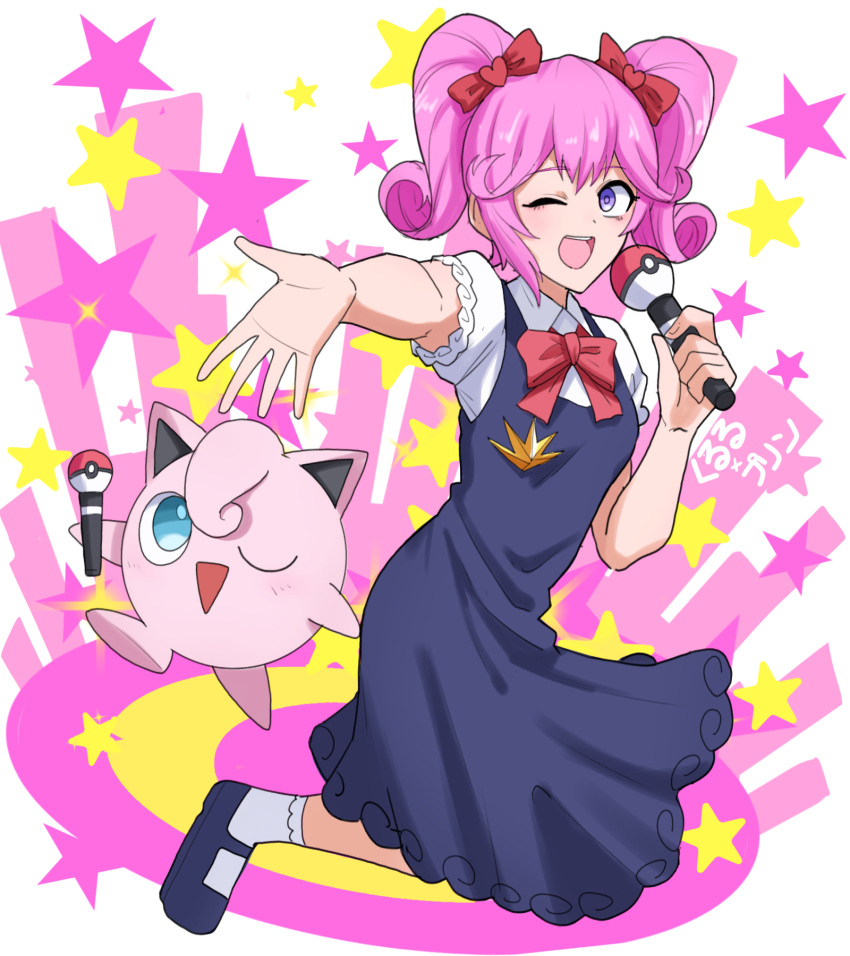 ;&gt; black_footwear bow full_body hair_bow highres holding holding_microphone jigglypuff kurusu_sadako mary_janes microphone music outstretched_hand pink_bow pokemon purple_eyes red_bow shishiruto shoes short_sleeves short_twintails sidelocks singing socks star_(symbol) twintails undead_unluck white_socks