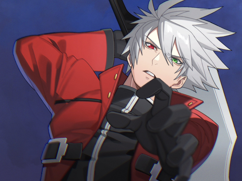 1boy angry ark1478 blazblue blazblue:_continuum_shift blue_background fighting_stance green_eyes grey_hair heterochromia highres holding holding_sword holding_weapon huge_weapon long_sleeves looking_at_viewer male_focus parted_lips ragna_the_bloodedge red_eyes short_hair simple_background spiked_hair sword weapon