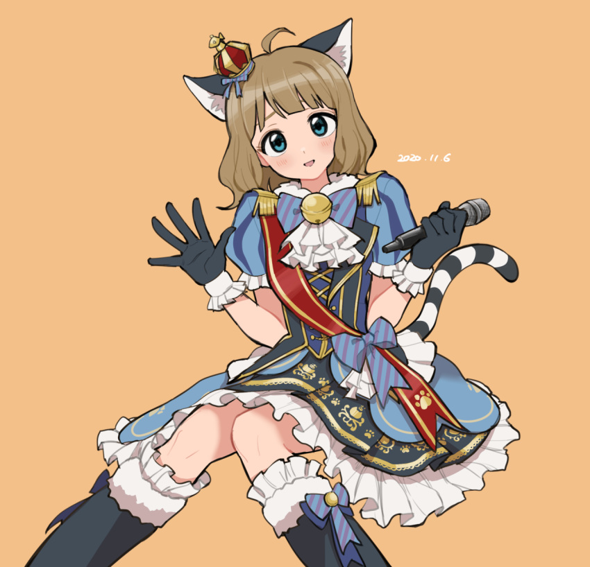 1girl ahoge animal_ear_fluff animal_ears ascot bell black_footwear black_gloves blue_bow blue_bowtie blue_dress blue_eyes blue_ribbon blush boots bow bowtie breasts brown_background brown_hair cat_ears cat_tail crown dated dot_nose dress epaulettes fake_animal_ears fake_tail footwear_ribbon frilled_dress frills fur-trimmed_boots fur_trim gloves hands_up highres holding holding_microphone idolmaster idolmaster_million_live! idolmaster_million_live!_theater_days invisible_chair jingle_bell knees_together_feet_apart looking_at_viewer microphone mini_crown neck_bell open_hand open_mouth red_sash ribbon sash short_hair short_sleeves simple_background sitting small_breasts smile solo striped striped_bow striped_bowtie striped_ribbon suou_momoko tail tarako_oniyon white_ascot