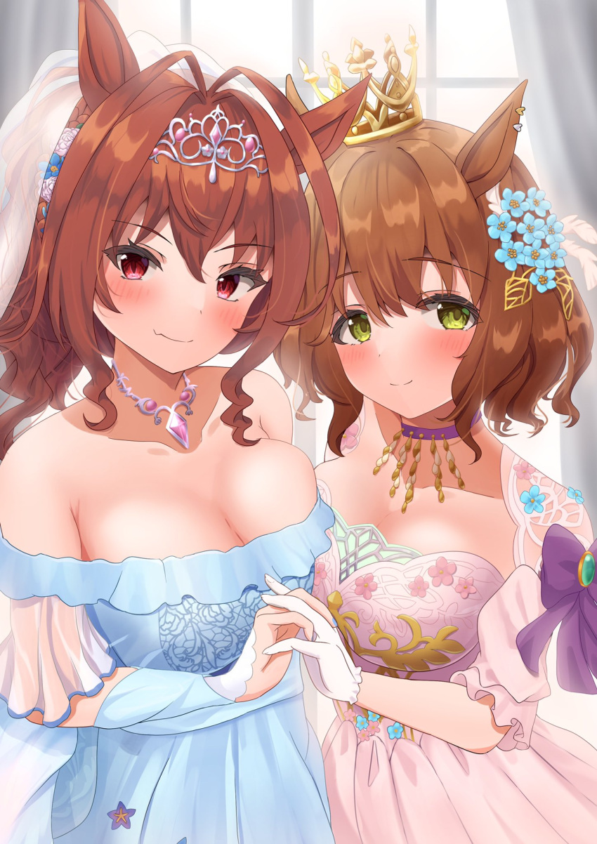 2girls an_oath_to_my_dear_challengers_(umamusume) antenna_hair aston_machan_(haute_couture_memory)_(umamusume) aston_machan_(umamusume) bare_shoulders blue_dress blue_nails blush bow breasts brown_hair cleavage closed_mouth commentary_request crown daiwa_scarlet_(something_blue)_(umamusume) daiwa_scarlet_(umamusume) dress ear_ornament gloves green_eyes highres holding_hands komugikokonko large_breasts looking_at_viewer medium_hair multiple_girls nail_polish official_alternate_costume pink_dress purple_bow red_eyes red_hair short_hair side-by-side smile tilted_headwear umamusume upper_body white_gloves