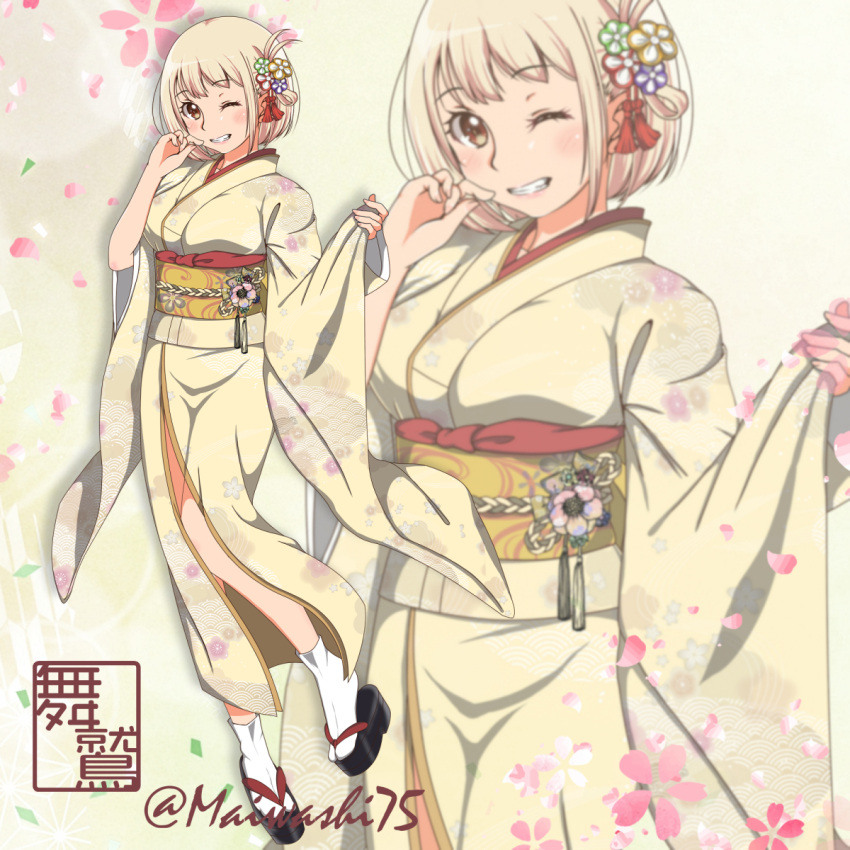 1girl alternate_costume blonde_hair blush breasts brown_eyes cherry_blossoms floral_print floral_print_kimono flower full_body furisode geta hair_flower hair_ornament hand_to_own_mouth hands_up highres japanese_clothes kimono long_sleeves looking_at_viewer lycoris_recoil maiwashi0922 medium_breasts nishikigi_chisato obi one_eye_closed petals print_kimono sash short_hair signature smile solo standing tabi twitter_username wide_sleeves