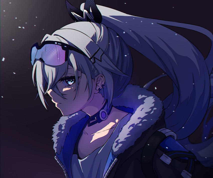 1girl absurdres blue_eyes bow choker collarbone earrings fur-trimmed_hood fur_trim glowing glowing_eyes goggles goggles_on_head grey_hair hair_bow hair_ornament hairclip highres honkai:_star_rail honkai_(series) hood jacket jewelry long_hair multiple_earrings ponytail shirt silver_wolf_(honkai:_star_rail) solo sumosumo upper_body white_shirt