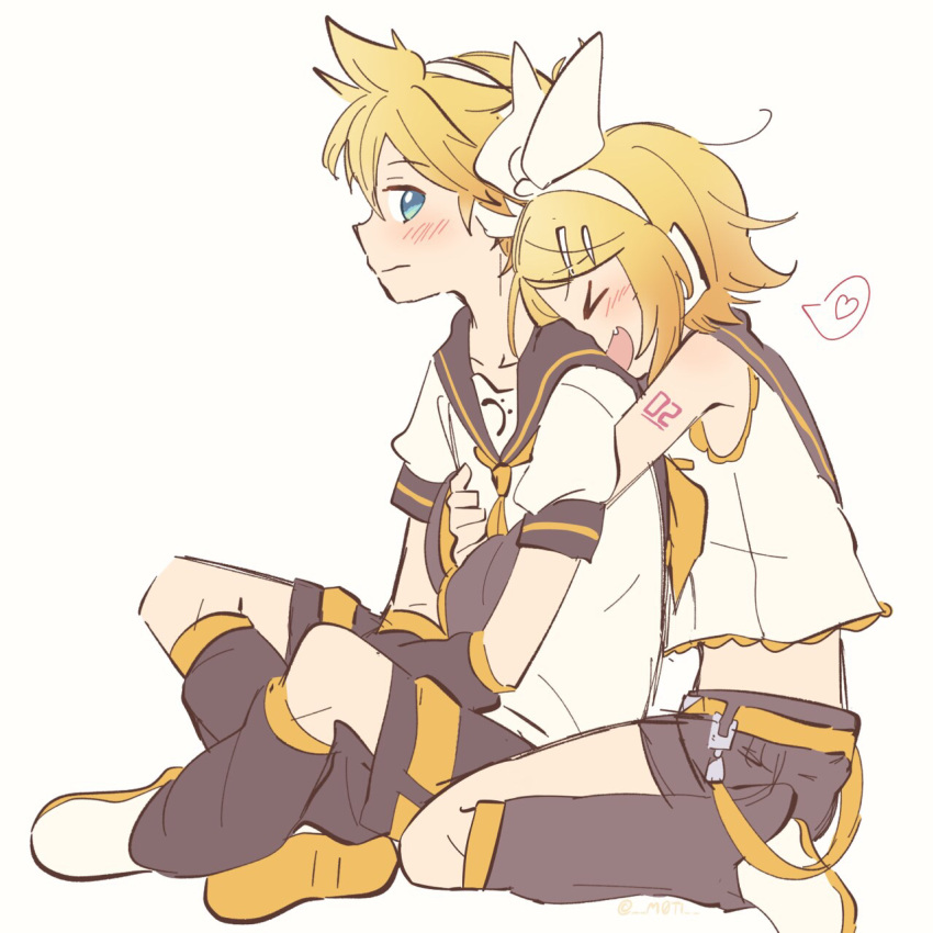 &gt;_&lt; 1boy 1girl bare_shoulders bass_clef black_sailor_collar black_shorts black_sleeves blonde_hair blue_eyes blush bow closed_eyes crop_top detached_sleeves fang full_body hair_bow hair_ornament hairclip happy head_on_another's_shoulder headphones heart highres hug hug_from_behind kagamine_len kagamine_rin leg_warmers looking_at_another looking_back m0ti midriff neckerchief necktie open_mouth sailor_collar school_uniform shirt shoes short_hair short_ponytail short_shorts short_sleeves shorts shoulder_tattoo simple_background sitting sleeveless sleeveless_shirt smile spiked_hair spoken_heart swept_bangs tattoo twitter_username vocaloid white_background white_bow white_footwear white_shirt yellow_neckerchief yellow_necktie