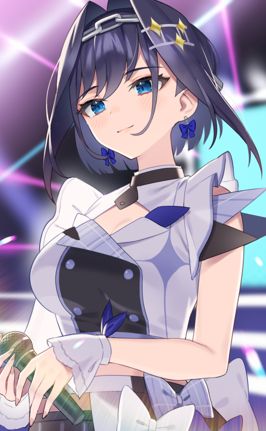 1girl asymmetrical_sleeves bangs blue_eyes blue_hair blush bow bow_earrings breasts buttons chain_headband cleavage closed_mouth commentary crop_top double-breasted earrings gukurosawa01 hair_intakes hair_ornament headband heterochromia highres holding holding_microphone hololive hololive_english hololive_idol_uniform_(bright) jacket jewelry looking_at_viewer microphone multicolored_hair nail_polish ouro_kronii short_hair solo streaked_hair uneven_sleeves virtual_youtuber white_jacket