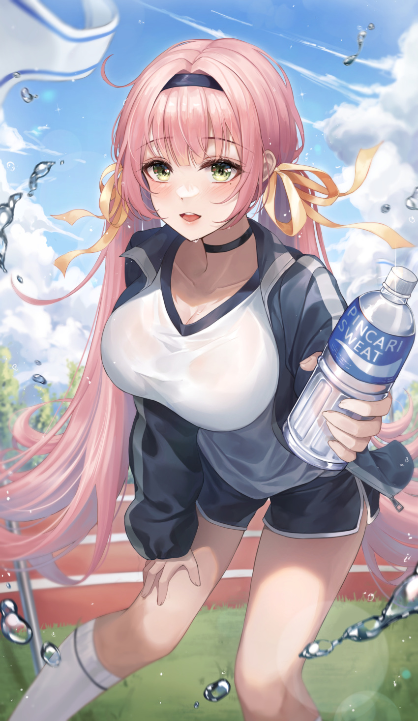 1girl absurdres arm_up black_choker black_jacket black_shorts blue_sky bottle breasts choker cloud cloudy_sky day feet_out_of_frame floating_hair gym_uniform hair_ribbon hairband hand_on_own_leg hand_up highres holding holding_bottle jacket kneehighs large_breasts long_hair looking_at_viewer low_twintails mole mole_under_eye open_mouth original outdoors pink_hair pippin_(pippin_sol) ribbon shirt short_shorts short_sleeves shorts sky smile socks solo sweat teeth thighs track_and_field twintails upper_teeth_only very_long_hair white_shirt white_socks yellow_eyes yellow_ribbon
