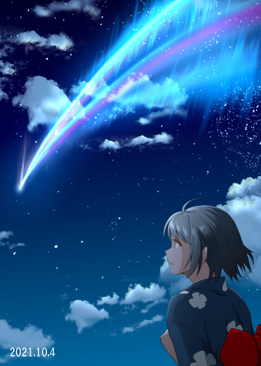 1girl absurdres ahoge back_bow black_hair bow brown_eyes cloud comet commentary_request dated highres japanese_clothes kimi_no_na_wa. kimono looking_up miyamizu_mitsuha night night_sky outdoors parted_lips partial_commentary red_bow short_hair sidelocks sky solo star_(sky) starry_sky take20131004 yukata