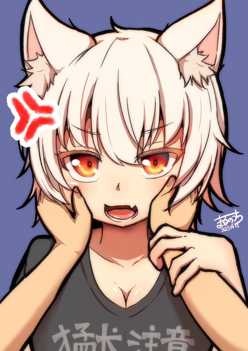 1girl absurdres anger_vein angry animal_ears blue_background breasts cleavage collarbone fang grey_hair highres inubashiri_momiji large_breasts open_mouth otomen_maru-no-uchi red_eyes short_hair signature simple_background skin_fang solo_focus touhou wolf_ears wolf_girl