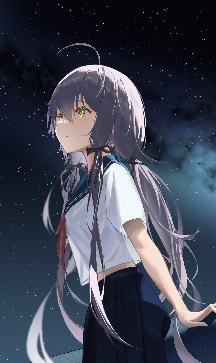 1girl absurdres ahoge black_ribbon blue_sailor_collar breast_pocket chinese_commentary closed_mouth commentary_request from_side grey_hair hair_between_eyes hair_ribbon highres long_hair looking_up midriff neckerchief night outdoors pleated_skirt pocket ponytail red_neckerchief ribbon sailor_collar school_uniform serafuku short_sleeves sidelocks skirt sky smile solo star_(sky) starry_sky very_long_hair vocaloid white_serafuku whitehartlane13 xingchen yellow_eyes