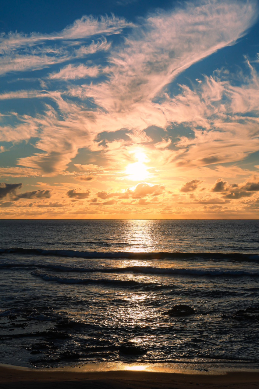 9akozc6wjaxnye2 beach blue_sky cloud cloudy_sky highres horizon no_humans ocean original realistic reflection reflective_water scenery shore sky sun sunlight sunset water waves