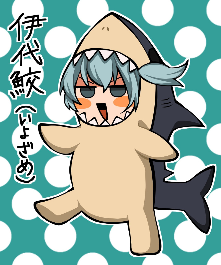 1jumangoku 1other androgynous animal_costume blue_background blue_hair blush_stickers chibi commentary fins fish_tail fujiwara_no_iyozane highres leg_up len'en light_blue_hair open_mouth polka_dot polka_dot_background pun shark_costume shark_tail sharp_teeth side_ponytail smile tail teeth v-shaped_eyebrows