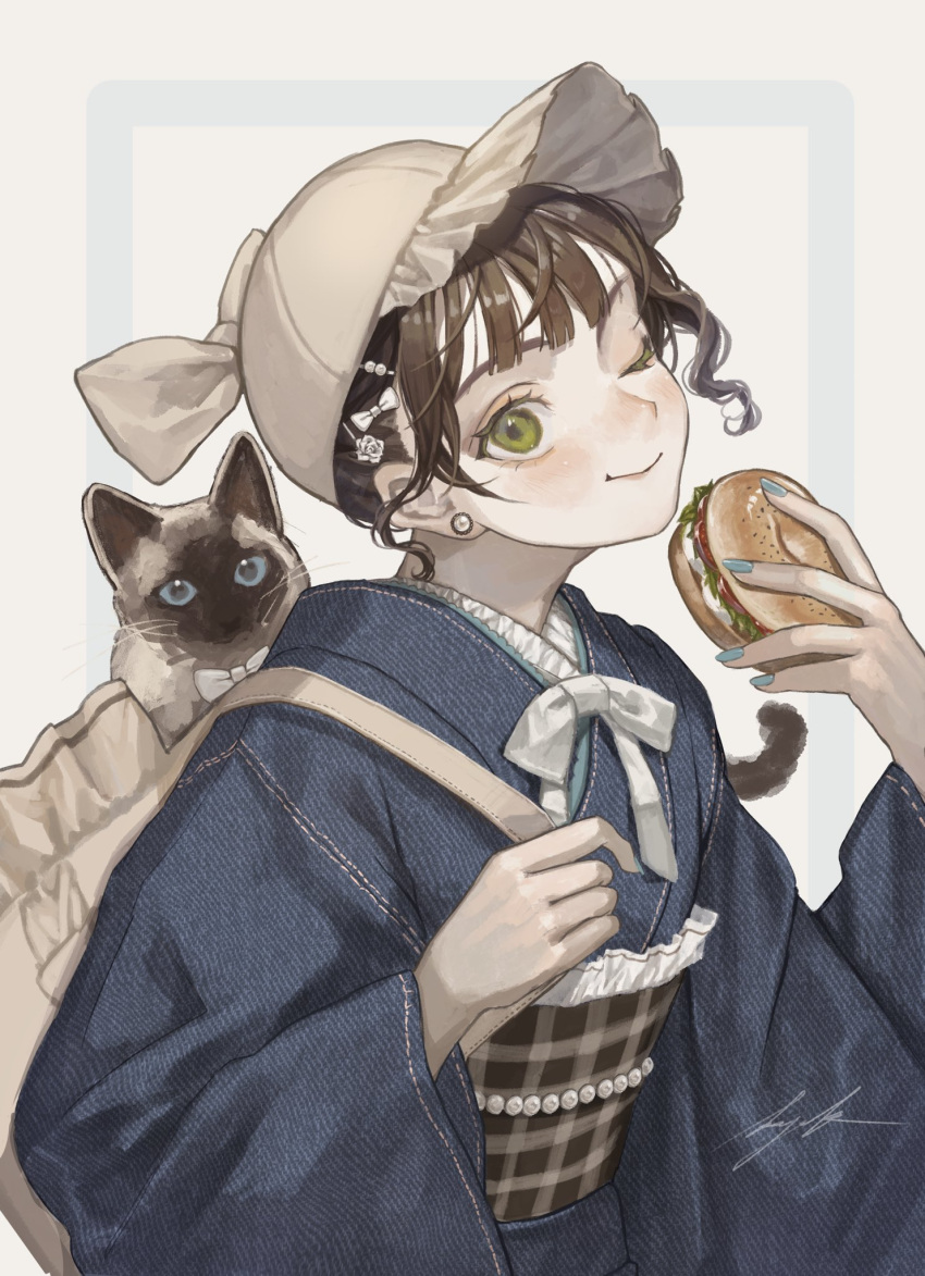 1girl bag blue_kimono bow bowtie burger cat choker closed_mouth commentary earrings eating food gradient_background green_eyes hair_between_eyes hair_bow hair_ornament hairclip hat highres holding holding_bag holding_food japanese_clothes jewelry kimono light_blush long_sleeves looking_at_viewer one_eye_closed original sayoko_(sayosny2) short_hair sidelocks sign simple_background smile solo symbol-only_commentary upper_body white_bow white_bowtie wide_sleeves