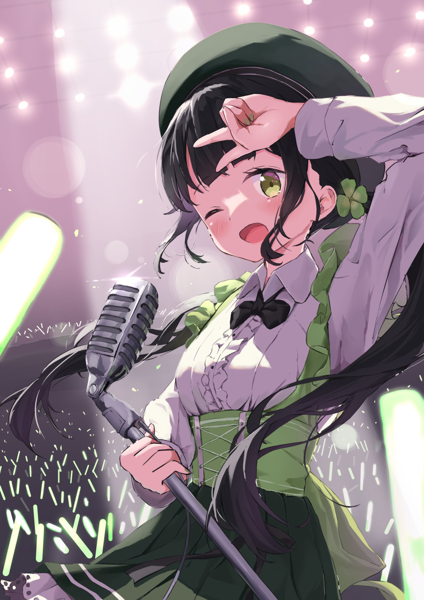 1girl absurdres aiceclass beret black_hair black_skirt clover_hair_ornament concert four-leaf_clover_hair_ornament green_eyes green_headwear green_nails green_skirt hair_ornament hat highres holding holding_microphone_stand kotoha_(aiceclass) matcha_(user_yyss8744) microphone_stand skirt twintails v virtual_youtuber