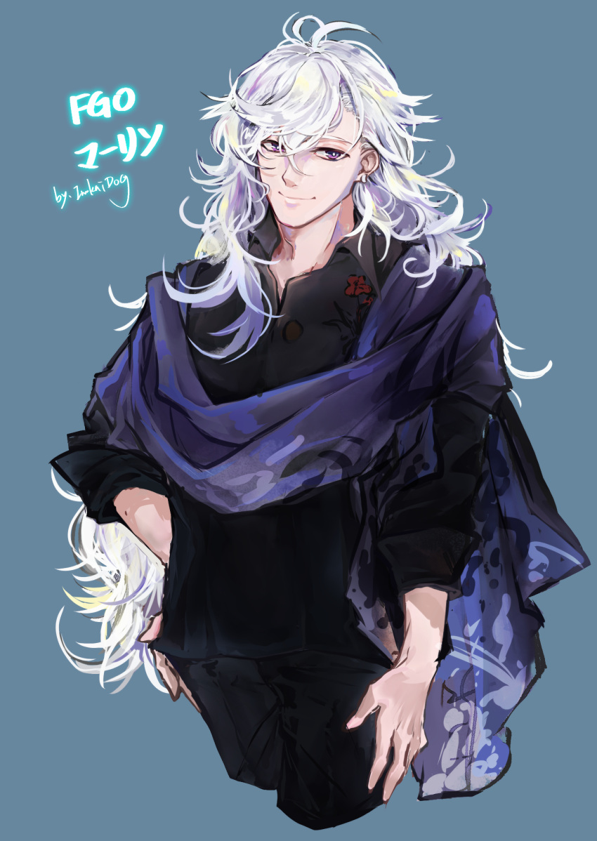 1boy ahoge black_shirt blue_background collared_shirt dogdogwanwan fate/grand_order fate_(series) hair_between_eyes hand_on_own_hip highres long_hair looking_at_viewer male_focus merlin_(camelot_&amp;_co)_(fate) merlin_(fate) official_alternate_costume purple_eyes purple_scarf scarf shirt signature simple_background smile solo very_long_hair