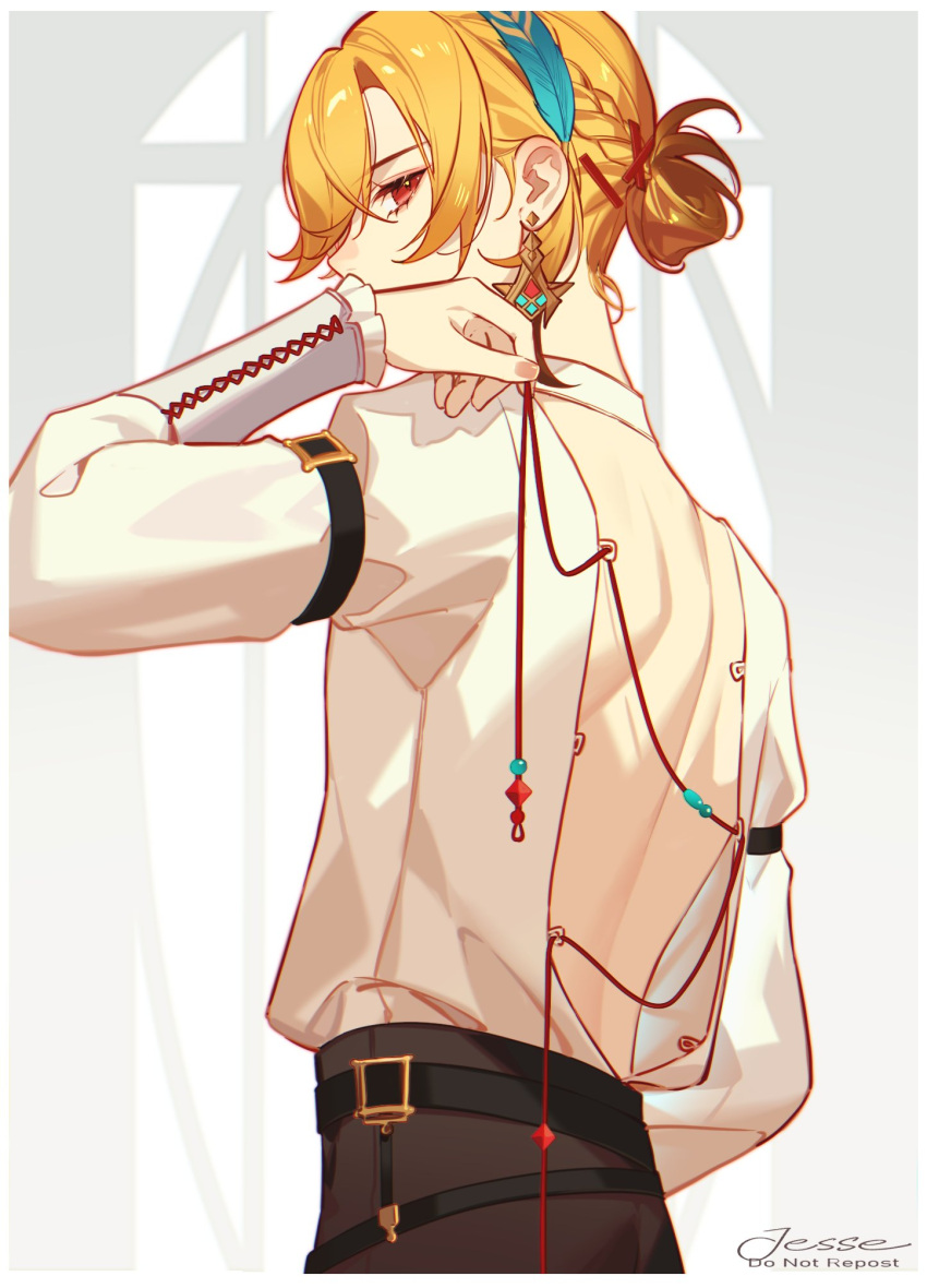 1boy alternate_hairstyle back back_cutout black_pants blonde_hair clothing_cutout earrings feather_hair_ornament feathers from_side genshin_impact hair_between_eyes hair_bun hair_ornament highres jesse_(pixiv34586727) jewelry kaveh_(genshin_impact) long_sleeves looking_at_viewer male_focus pants profile red_eyes signature simple_background single_hair_bun solo