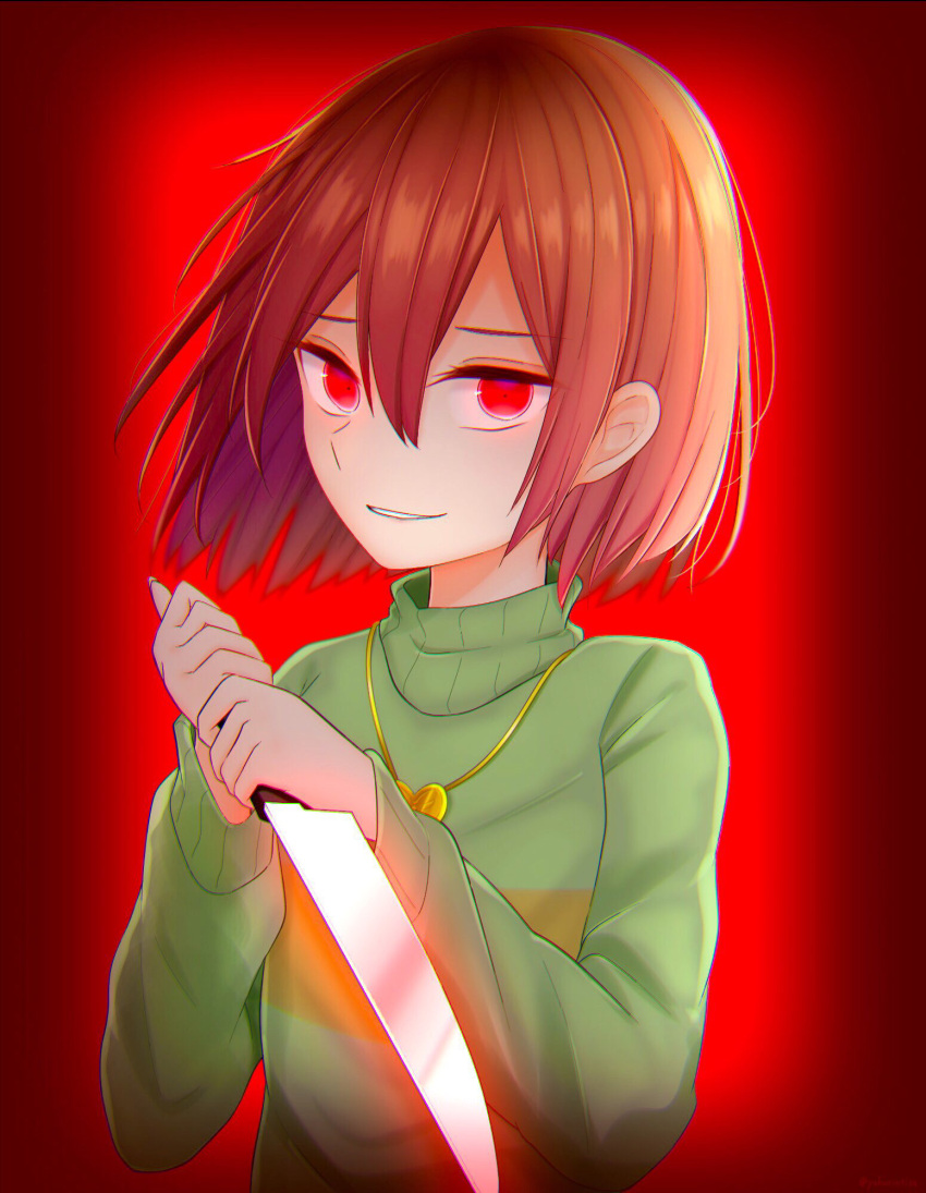 1other androgynous bob_cut brown_hair chara_(undertale) commentary constricted_pupils evil_smile floating_hair glowing glowing_eyes glowing_weapon gold_necklace gradient_background green_sweater hair_between_eyes heart heart_necklace highres holding holding_knife holding_weapon jewelry kitchen_knife knife locket looking_at_viewer loose_hair_strand necklace own_hands_together parted_lips pendant red_background red_eyes reverse_grip short_hair single_horizontal_stripe smile solo sweater turtleneck turtleneck_sweater two-handed undertale upper_body w_arms weapon yandere yellow_sweater yuupontan.