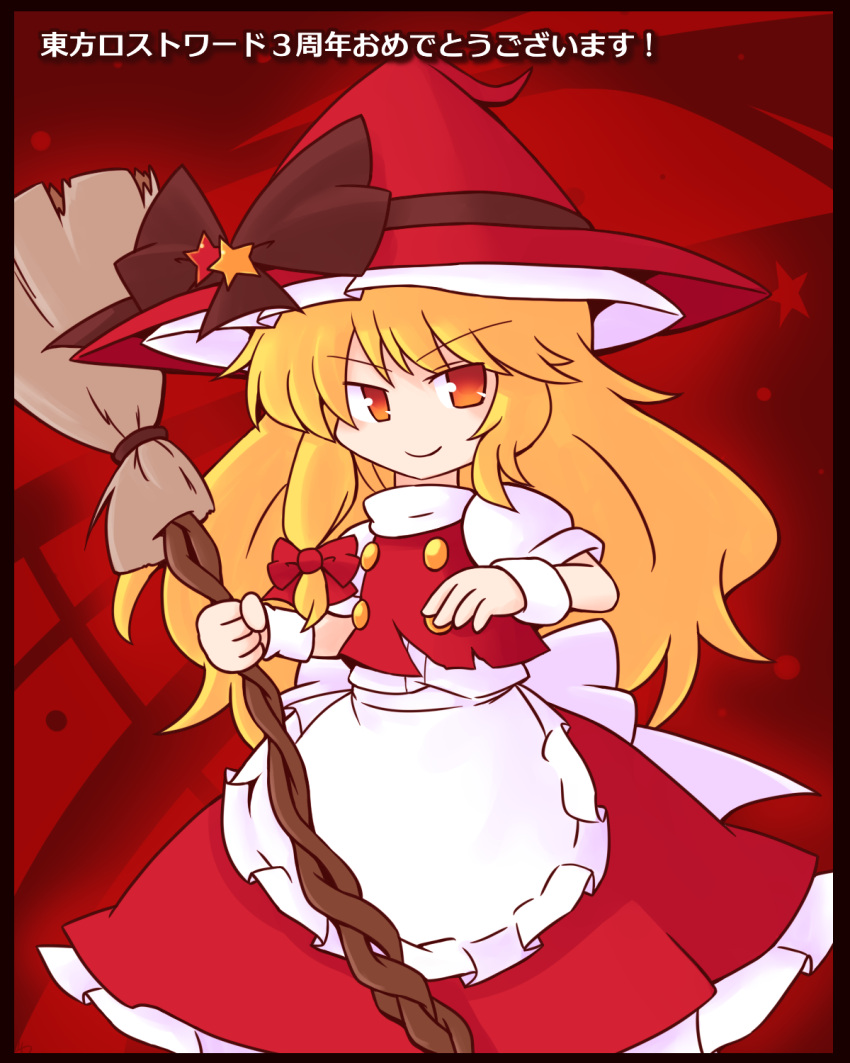 1girl 216 alternate_color apron black_bow blonde_hair bow braid broom closed_mouth commentary_request hair_bow hat hat_bow highres kirisame_marisa kirisame_marisa_(witch_of_scarlet_dreams) long_hair looking_at_viewer red_background red_bow red_eyes red_headwear single_braid smile solo standing star_(symbol) touhou touhou_lost_word translation_request