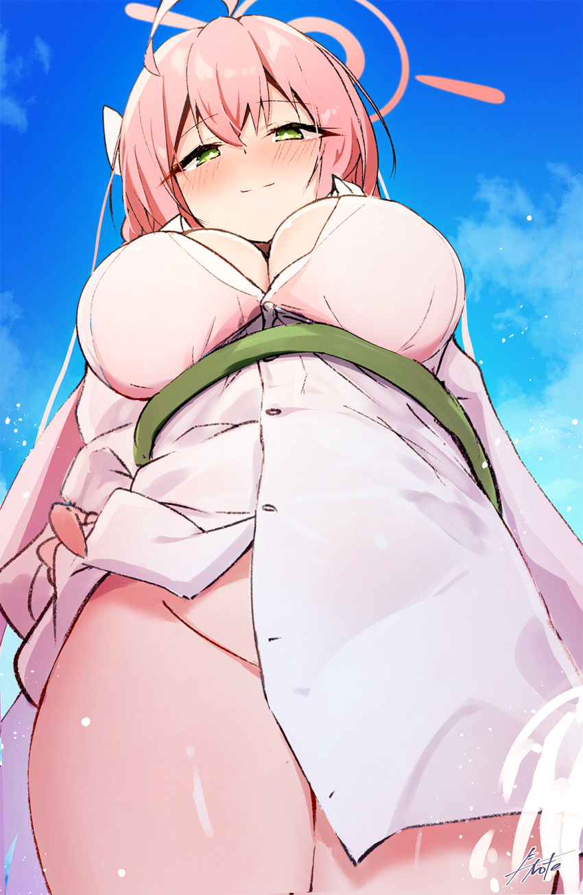 1girl ahoge artist_name blue_archive blue_sky blush breasts cleavage closed_mouth cloud commentary_request day e-note from_below green_eyes halo hanako_(blue_archive) hanako_(swimsuit)_(blue_archive) highres large_breasts looking_at_viewer official_alternate_costume outdoors pink_halo shirt sky smile solo thighs white_shirt
