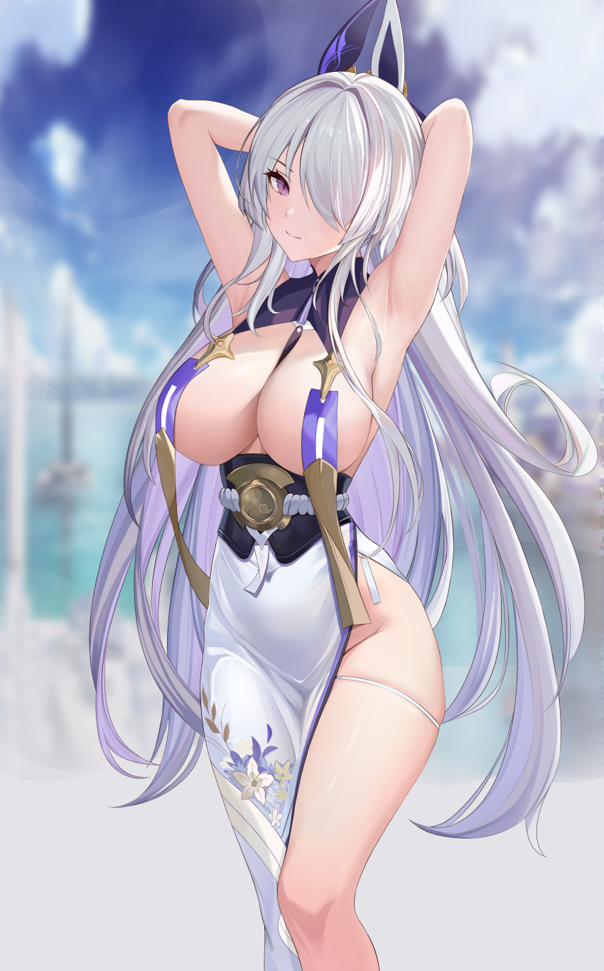 1girl absurdres armpits arms_behind_head azur_lane bare_shoulders breasts cleavage fuying_sanbing groin hair_over_one_eye highres horns long_hair looking_at_viewer purple_eyes revealing_clothes smile solo thigh_strap unzen_(azur_lane) very_long_hair white_hair
