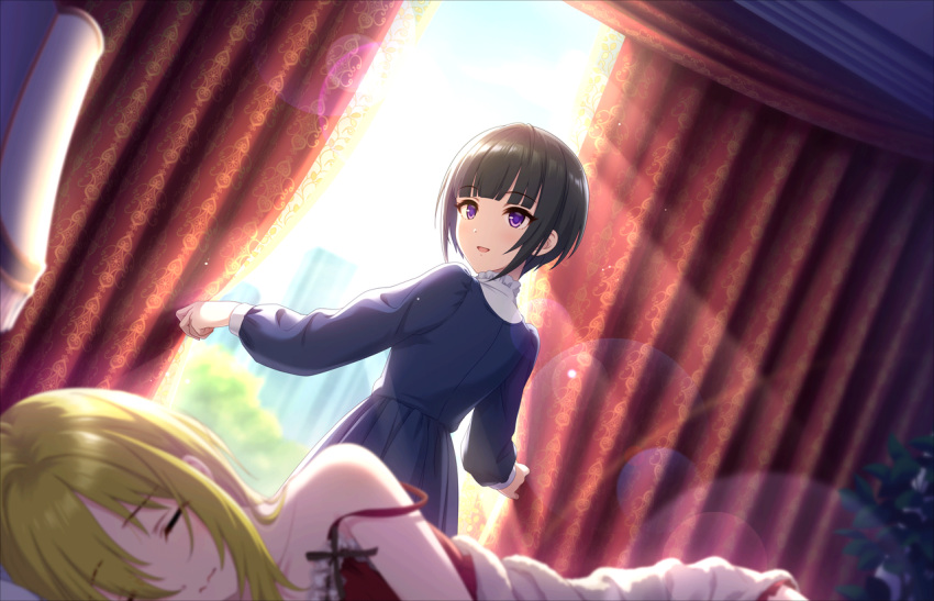 2girls bangs black_hair blonde_hair blue_dress blue_sky blunt_bangs blurry_foreground blush closed_mouth collarbone curtains dress eyes_closed hair_over_eyes idolmaster idolmaster_cinderella_girls idolmaster_cinderella_girls_starlight_stage indoors kurosaki_chitose lens_flare long_hair looking_back multiple_girls nightgown official_art open_mouth opening purple_eyes red_curtains shirayuki_chiyo short_hair sky sunlight under_covers waking_up wavy_mouth window