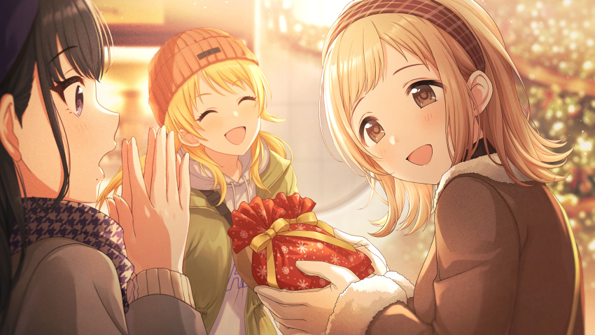 3girls black_hair blonde_hair blurry blurry_background blush brown_eyes checkered_clothes checkered_scarf christmas christmas_lights christmas_tree coat friends fur-trimmed_coat fur_trim gift gloves hachimiya_meguru hairband hat highres hood hoodie idolmaster idolmaster_shiny_colors idolmaster_shiny_colors_song_for_prism illumination_stars_(idolmaster) jacket kazano_hiori light_brown_hair long_hair long_sleeves looking_at_another low_twintails medium_hair mole mole_under_mouth multiple_girls official_art open_clothes open_jacket open_mouth outdoors own_hands_together plaid_headwear purple_eyes raised_eyebrows sakuragi_mano scarf sidelocks smile sunset surprised swept_bangs twintails white_gloves