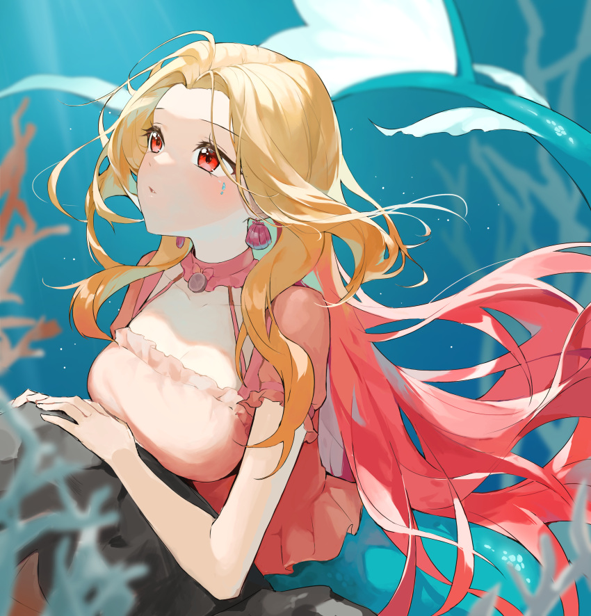 1girl absurdres blonde_hair breasts cleavage earrings highres jewelry long_hair lumeru_33 mermaid monster_girl original parted_lips pink_shirt red_eyes shell shell_earrings shirt short_sleeves solo underwater