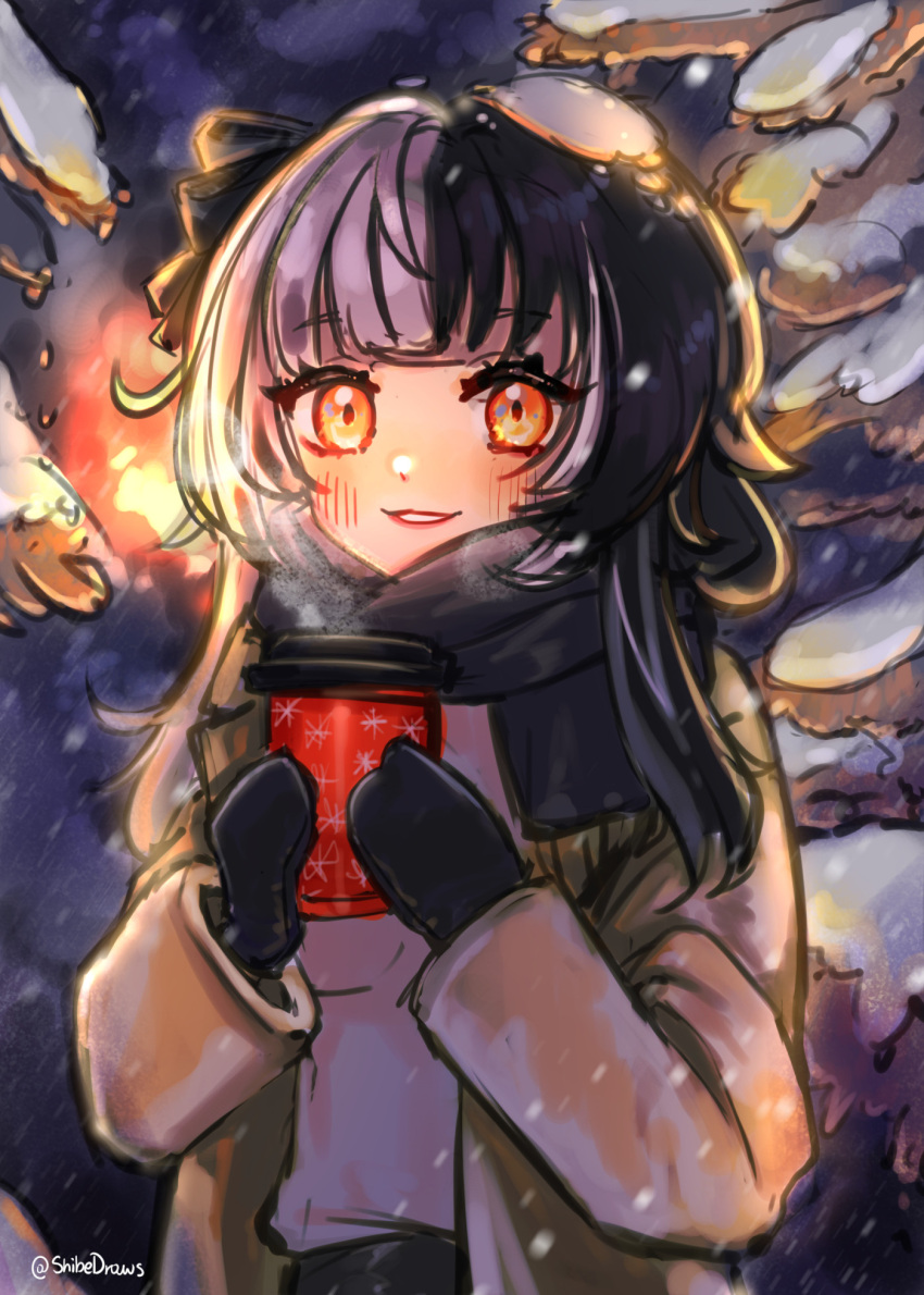 1girl black_gloves black_hair black_scarf blush brown_jacket coffee_cup cup disposable_cup gloves grey_hair highres hololive hololive_english jacket long_hair looking_at_viewer multicolored_hair outdoors scarf shibedraws shiori_novella smile snow solo twitter_username two-tone_hair upper_body virtual_youtuber