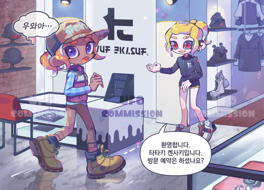 2girls baseball_cap blonde_hair boots brown_footwear chair commentary_request cross-laced_footwear earrings eyebrow_cut fang hat highres indoors jewelry korean_commentary korean_text medium_hair multiple_girls octoling octoling_girl octoling_player_character open_mouth orange_hair print_headwear purple_eyes red_eyes shopping short_hair short_ponytail smile speech_bubble splatoon_(series) tentacle_hair thick_eyebrows ufo_sw