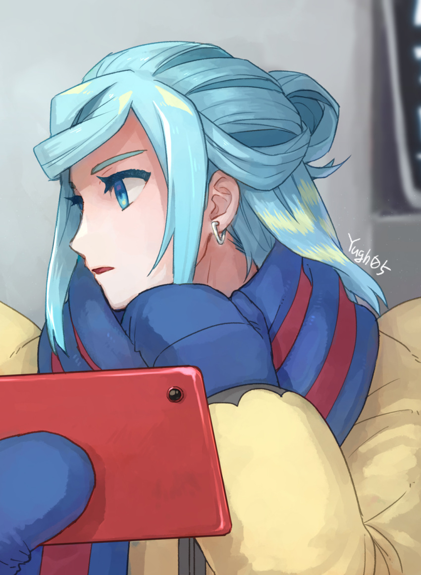 1boy aqua_eyes aqua_hair blue_mittens blue_scarf blurry blurry_background commentary_request earrings eyelashes grusha_(pokemon) highres holding holding_tablet_pc jacket jewelry long_sleeves looking_to_the_side male_focus mittens open_mouth pokemon pokemon_sv scarf signature solo striped_clothes striped_scarf tablet_pc upper_body yellow_jacket yuu_(hguy_sv)