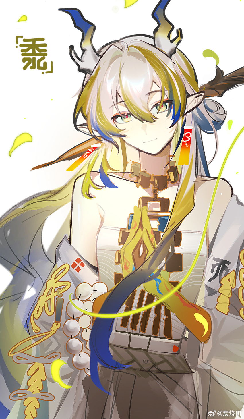 1girl arknights bare_shoulders blonde_hair blue_hair character_name closed_mouth dragon_horns earrings green_eyes grey_hair hair_between_eyes highres horns jewelry light_smile long_hair looking_at_viewer multicolored_hair necklace off_shoulder own_hands_together pointy_ears red_pupils shu_(arknights) simple_background sketch solo ting_(machi_nakahara) upper_body watermark weibo_logo weibo_watermark white_background