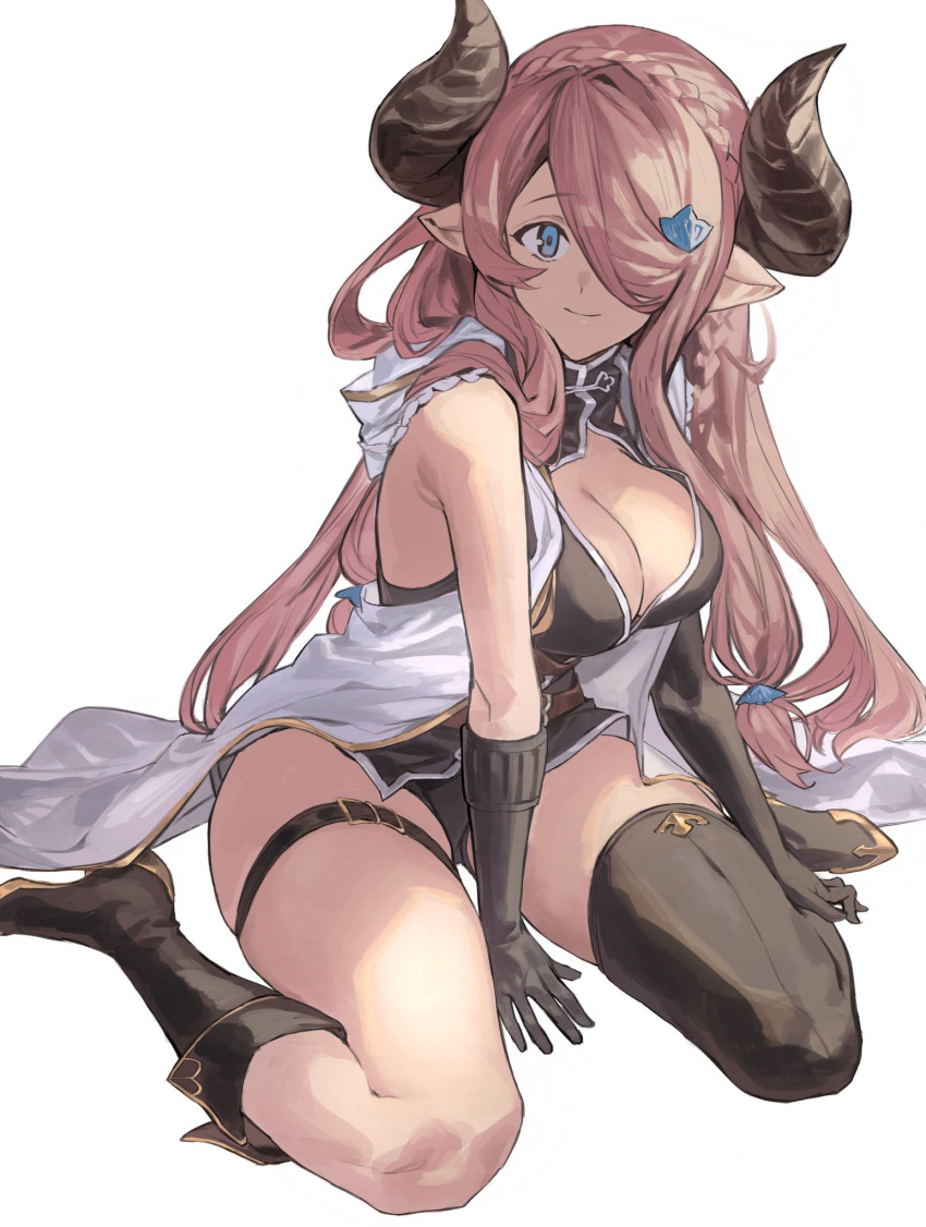 1girl asymmetrical_gloves between_legs blue_eyes braid breasts cleavage demon_horns draph gloves granblue_fantasy hair_ornament hair_over_one_eye hand_between_legs hashibiro_kou_(garapiko_p) highres horns large_breasts narmaya_(granblue_fantasy) pointy_ears single_braid single_thighhigh sitting solo thigh_strap thighhighs uneven_gloves wariza