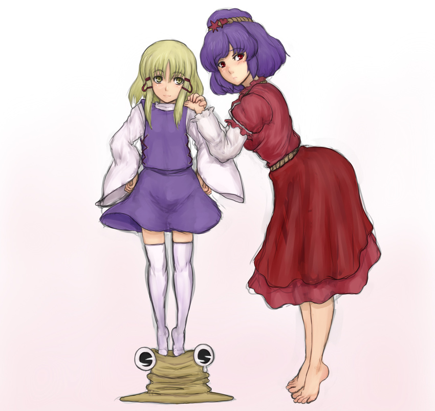 barefoot blonde_hair blush feet hand_on_shoulder hands_on_hips hat hat_removed headwear_removed kuro_suto_sukii moriya_suwako multiple_girls purple_hair red_eyes simple_background thighhighs tiptoes touhou white_legwear yasaka_kanako yellow_eyes