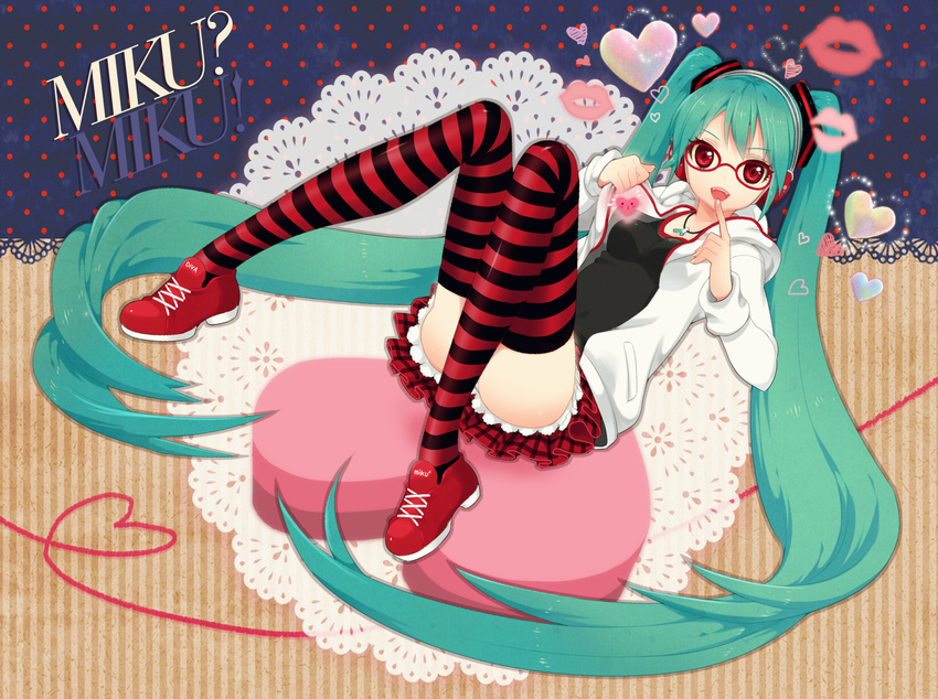 aqua_hair bad_id bad_pixiv_id bespectacled bittersweet_(dalcoms) glasses hatsune_miku headphones heart highres jewelry kocchi_muite_baby_(vocaloid) lipstick_mark long_hair natural_(module) necklace open_mouth project_diva_(series) project_diva_2nd red_eyes skirt solo spring_onion striped striped_legwear thighhighs twintails very_long_hair vocaloid