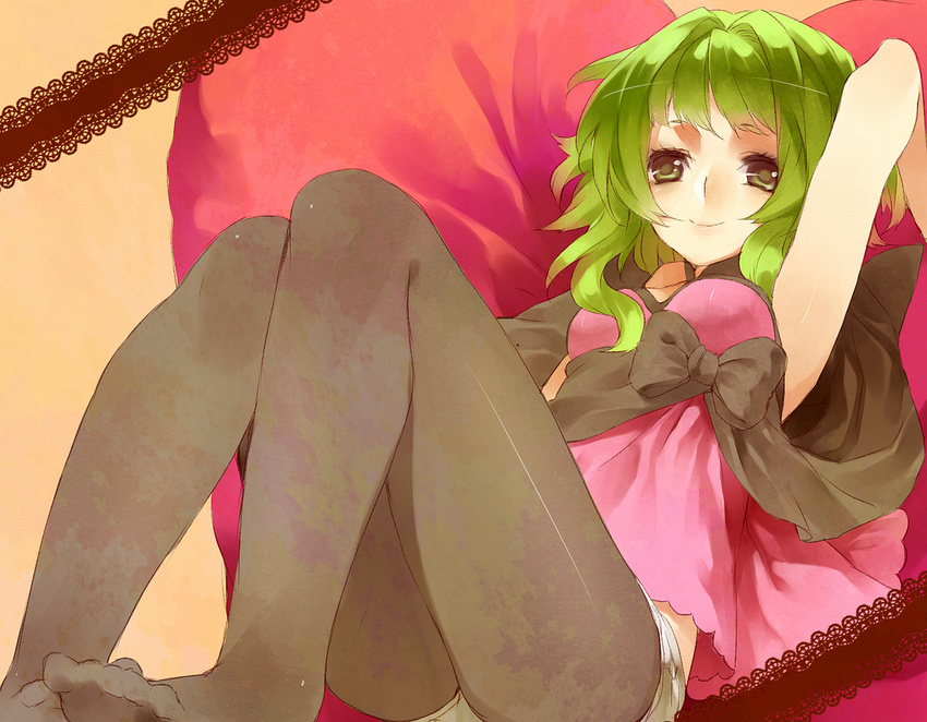 akizuki_hakuto bad_id bad_pixiv_id feet green_eyes green_hair gumi pantyhose short_hair sitting smile solo vocaloid