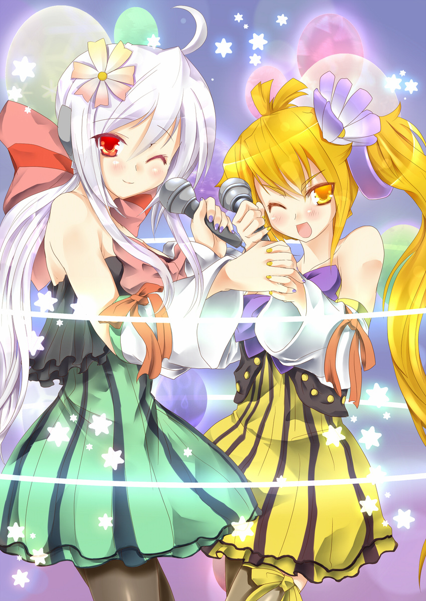ahoge akita_neru bare_shoulders blonde_hair bow cheerful_candy_(module) colorful_drop_(module) colorful_x_melody_(vocaloid) cosplay dress flower hair_bow hair_flower hair_ornament highres holding_hands long_hair microphone multiple_girls nail_polish one_eye_closed pantyhose ponytail project_diva_(series) project_diva_2nd red_eyes side_ponytail silver_hair smile star tadano_magu thighhighs vocaloid voyakiloid yellow_eyes yowane_haku