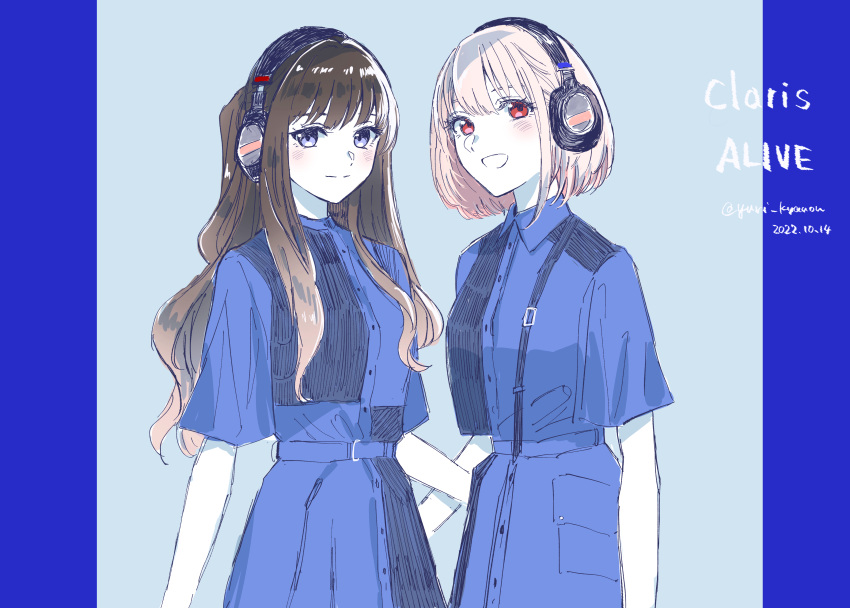 2girls absurdres blonde_hair blue_background blue_dress brown_hair closed_mouth collared_dress commentary_request dated dress hand_on_another's_waist headphones highres inoue_takina long_hair looking_at_viewer lycoris_recoil lycoris_uniform medium_hair multiple_girls nishikigi_chisato open_mouth purple_eyes red_eyes short_sleeves smile twitter_username upper_body yuri_kyanon