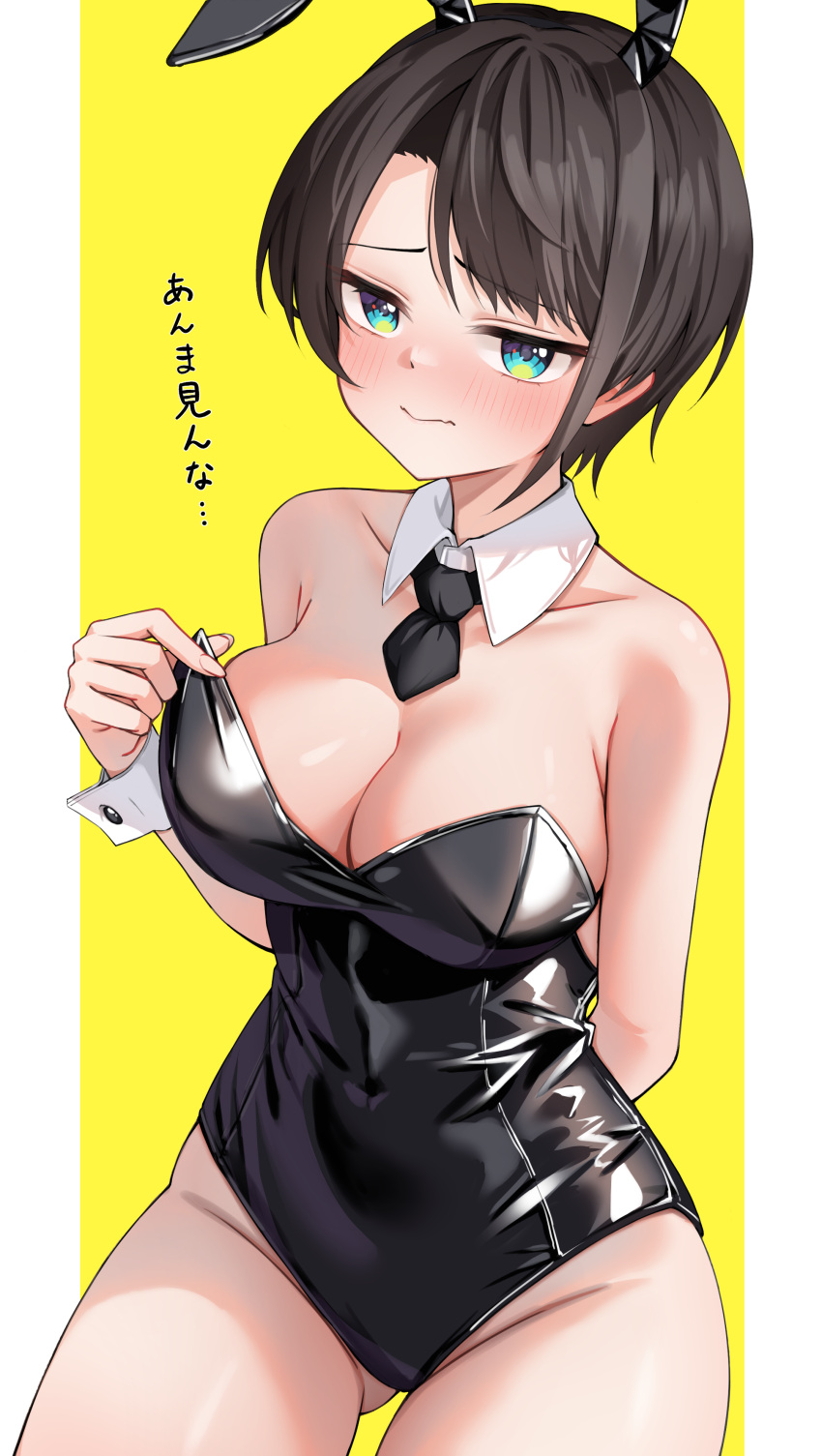 1girl :&gt; absurdres ai_(u_e_o_o) animal_ears ass_visible_through_thighs bare_shoulders black_hair black_leotard black_necktie blue_eyes blush border breasts cleavage closed_mouth collarbone commentary_request cowboy_shot detached_collar fake_animal_ears highres hololive large_breasts latex latex_leotard leotard looking_at_viewer necktie oozora_subaru rabbit_ears short_hair short_necktie simple_background solo strapless strapless_leotard thighs translation_request very_short_hair virtual_youtuber white_border white_wrist_cuffs wrist_cuffs yellow_background