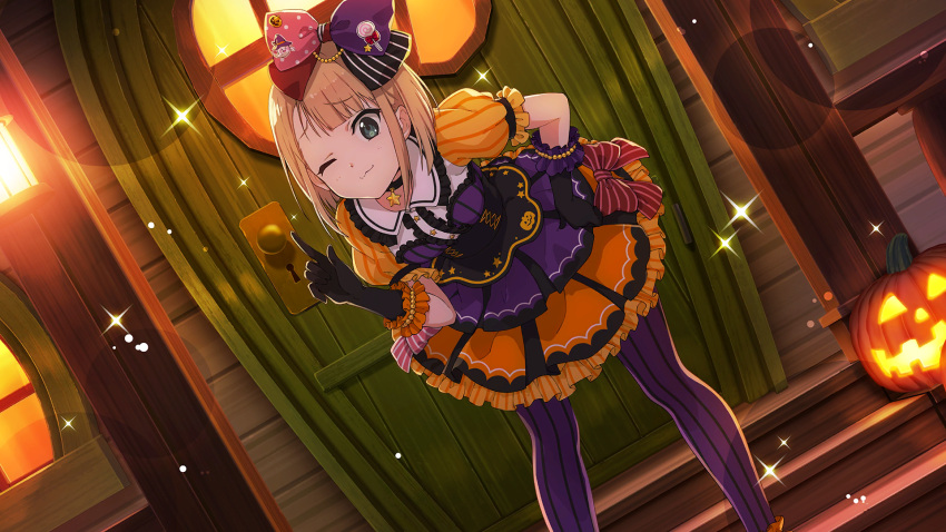 1girl 22/7 22/7_ongaku_no_jikan ;3 black_gloves blonde_hair closed_mouth dress game_cg gloves green_eyes hair_ribbon halloween halloween_costume hand_on_own_hip highres jack-o'-lantern leaning_forward lens_flare light_particles multicolored_clothes multicolored_dress non-web_source official_art one_eye_closed orange_dress outdoors pointing pointing_up purple_dress purple_thighhighs red_ribbon ribbon saito_nicole short_sleeves solo sparkle thighhighs window wooden_door