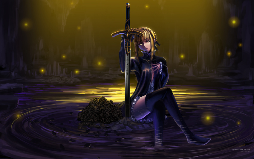 artoria_pendragon_(all) black_flower black_legwear black_rose blonde_hair bouquet caliburn crossed_legs dress fate/stay_night fate_(series) flower glowing glowing_eyes gothic_lolita hand_on_own_chest highres light_particles lolita_fashion maisaki no_shoes rose saber_alter short_hair sitting soaking_feet solo sword thighhighs wallpaper water weapon yellow_eyes