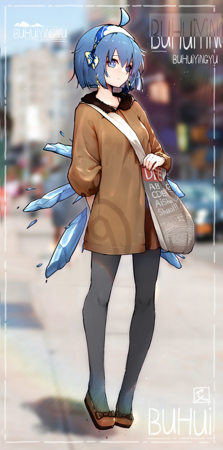 1girl absurdres ahoge bag black_legwear blue_eyes blue_hair blurry blurry_background breasts bright_pupils casual cirno coat commentary_request contemporary depth_of_field earrings full_body glint hairband highres hoop_earrings ice ice_wings jewelry kiyomasa_ren outdoors pantyhose short_hair shoulder_bag small_breasts solo standing touhou white_pupils wings