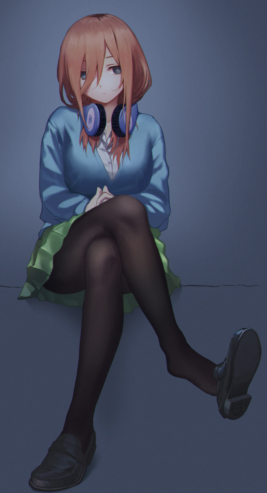 1girl bangs black_footwear black_legwear blue_cardigan blue_eyes bottle7 breasts brown_hair cardigan closed_mouth expressionless feet full_body go-toubun_no_hanayome hair_between_eyes hands_together headphones headphones_around_neck highres legs legs_crossed long_sleeves medium_breasts medium_hair nakano_miku pantyhose school_uniform shirt sitting skirt solo thighs white_shirt