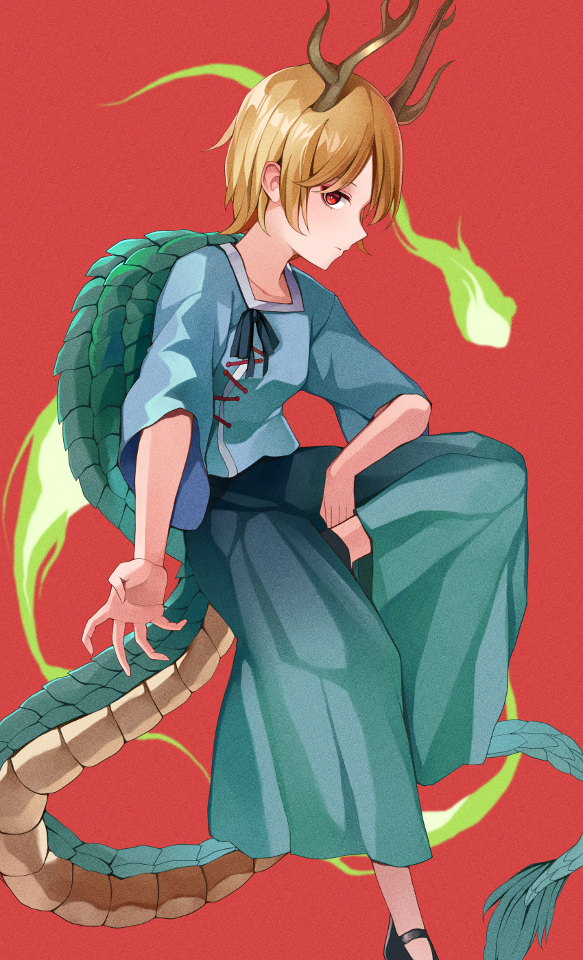 1girl absurdres black_footwear blonde_hair blue_shirt brown_horns closed_mouth dragon_horns dragon_tail green_skirt highres horns kicchou_yachie koizumo looking_at_viewer profile red_background red_eyes shirt shoes short_hair short_sleeves simple_background skirt solo tail touhou turtle_shell